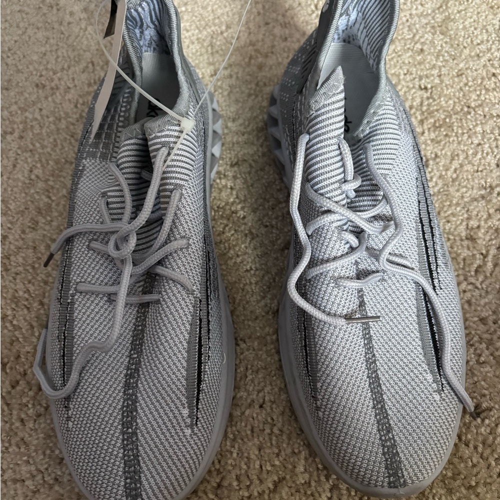 Akademiks Gray Athletic Sneakers with Modern Knit Design